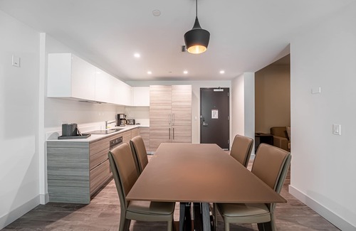 Hollywood Apartment | @Costa Hollywood, Luxurious 1BR+Den! Steps from the beach, Kitchen+Laundry