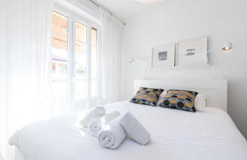 Quartier du Port Apartment | Cosy 1 Bdr near Garibaldi Square - Top Floor & AC