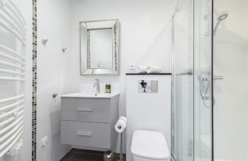 Quartier du Port Apartment | Cosy 1 Bdr near Garibaldi Square - Top Floor & AC