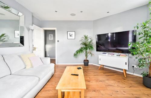 Canning Town North Apartment | Cosy 1-Bed E15, sleeps 4, 1 min from tube Station Near O2 Arena