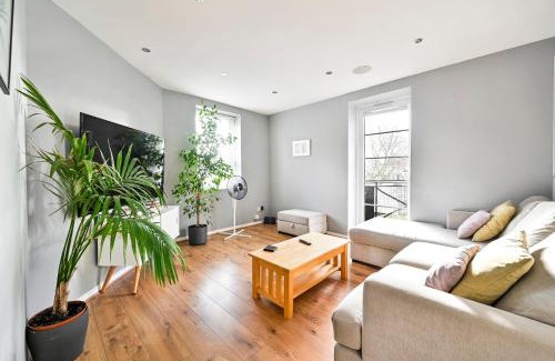 Canning Town North Apartment | Cosy 1-Bed E15, sleeps 4, 1 min from tube Station Near O2 Arena