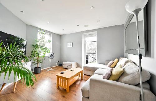 Canning Town North Apartment | Cosy 1-Bed E15, sleeps 4, 1 min from tube Station Near O2 Arena