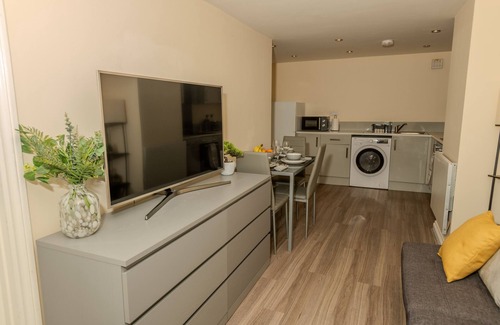 Oakleigh Apartment | Cosy 1 Bedroom Apartment with Private Patio Area