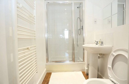 Canning Town Apartment | Cosy 1 Bedroom Apartment in Excel with Balcony