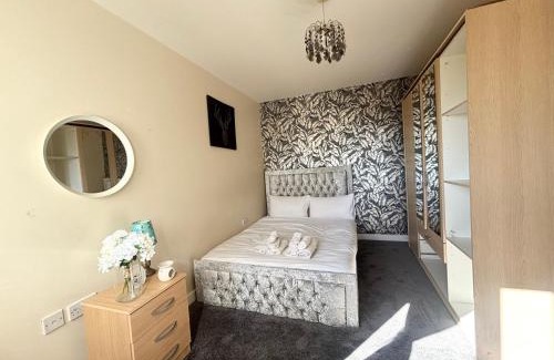 Grays Apartment | Cosy 1-Bedroom Apartment in Central Grays with Parking & Excellent Transport Links