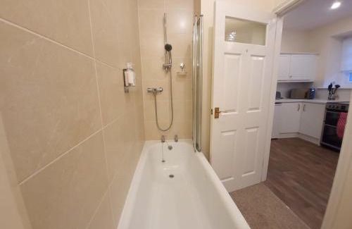 Langford House | Cosy 1-bedroom cottage next to Combe Lodge Venue