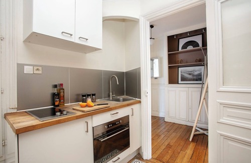 Saint-Victor Apartment | Cosy 1BR with Balcony Near Seine