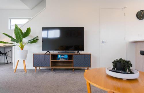Riccarton House | Cosy 2 Bed 3 Bath Home Close to CBD And Hagley Park
