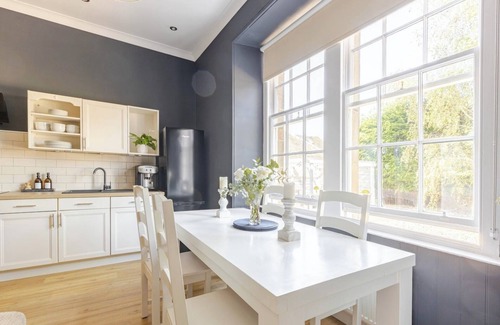 Ayr Cottage | Cosy 2 bed cottage in central Ayr, 10 mins walk to beach or town with parking