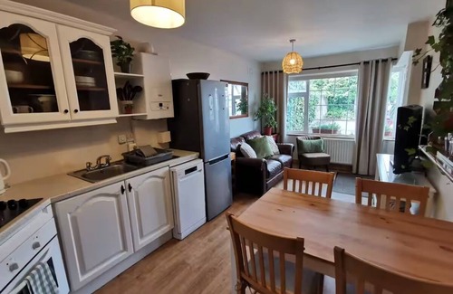 Wilton House | Cosy, 2-Bed 'Little Oasis' near CUH