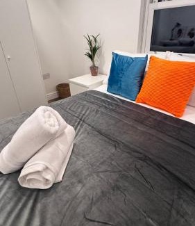 Thamesfield Apartment | Cosy 2 bed suite in Putney, Sleeps 6, with Netflix & Games