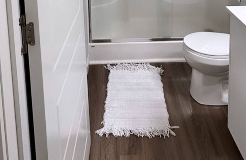 Calgary Apartment | Cosy 2 bedroom & 2 bath apartment 9 minutes from the airport (YYC)