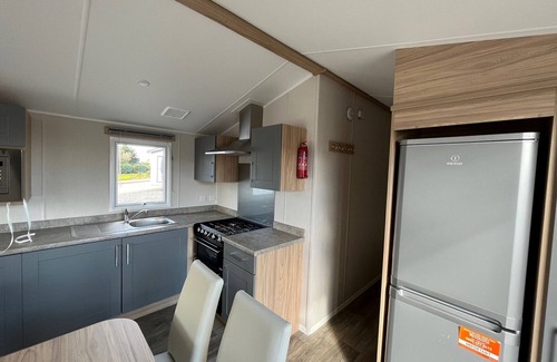 Dunbar House | Cosy 2 bedroom caravan with decking