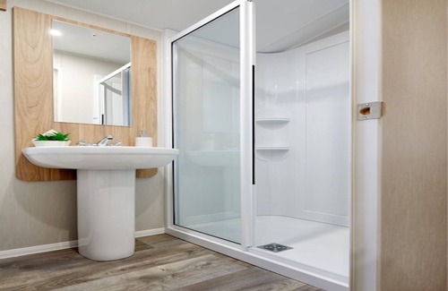 Dunbar House | Cosy 2 bedroom caravan with decking
