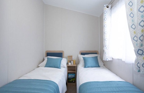 Dunbar House | Cosy 2 bedroom caravan with decking