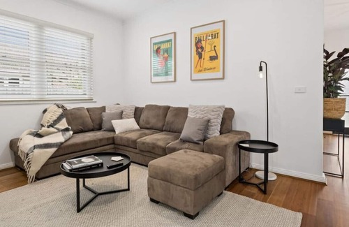 Wendouree House | Cosy 2-Bedroom Hideaway-close to Ballarat stadiums