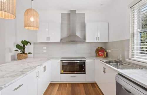 Wendouree House | Cosy 2-Bedroom Hideaway-close to Ballarat stadiums
