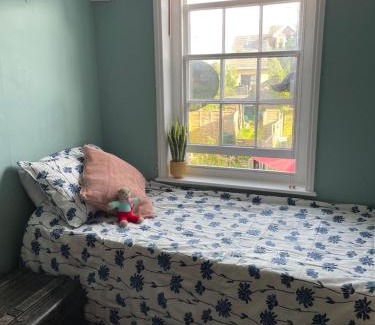 Newport House | Cosy 2 bedroom Victorian cottage, Newport, Isle of Wight
