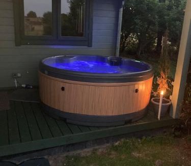 Fiddington Ski Chalet | Cosy 2 BR cabin on coast private hot tub ' Driftwood '