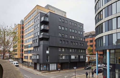 Harrow Apartment | Cosy 2BR Apartment Near Harrow-on-the-Hill Station w/Kitchen & Balcony