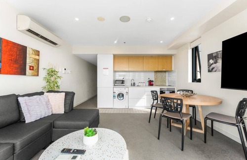 Adelaide Central Business District Apartment | Cosy 2BR CBD Apt. Free Wi-Fi Parking Pool