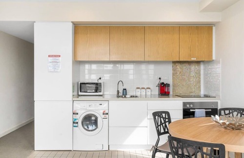 Adelaide Central Business District Apartment | Cosy 2BR CBD Apt. Free Wi-Fi Parking Pool