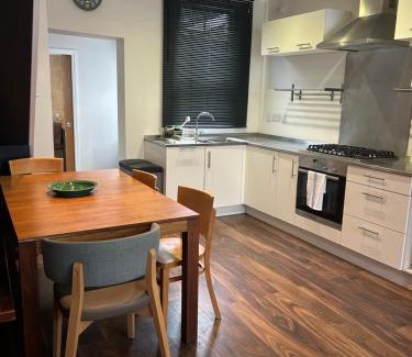 Stratford and New Town Apartment | Cosy 2BR House in Stratford & Westfield Area