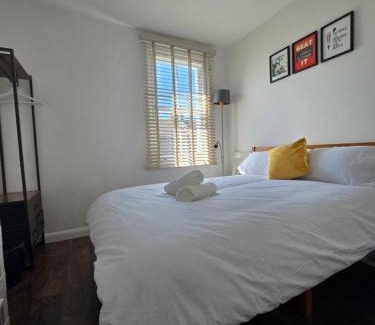 Stratford and New Town Apartment | Cosy 2BR House in Stratford & Westfield Area