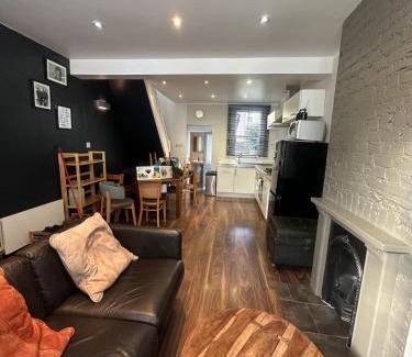 Stratford and New Town Apartment | Cosy 2BR House in Stratford & Westfield Area