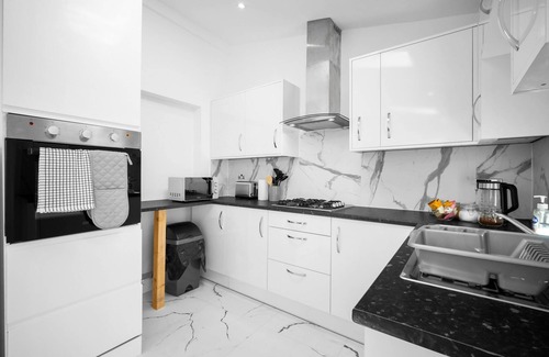 Bilston House | Cosy 3 Bed house,/Free Parking/Fast Wi-Fi/Sleeps 8