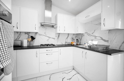 Bilston House | Cosy 3 Bed house,/Free Parking/Fast Wi-Fi/Sleeps 8