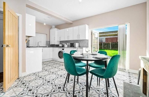 Oldbury House | Cosy 3-bed house in Birmingham with free parking