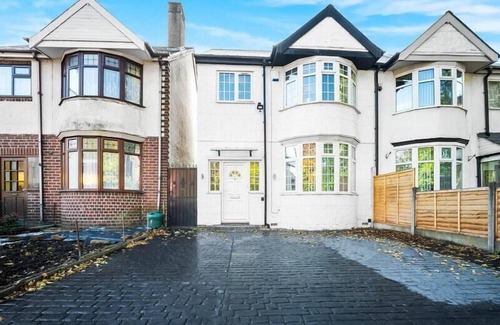 Oldbury House | Cosy 3-bed house in Birmingham with free parking