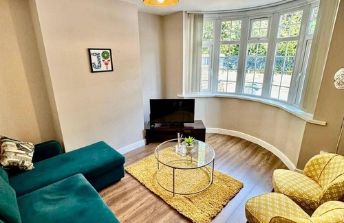 Oldbury House | Cosy 3-bed house in Birmingham with free parking
