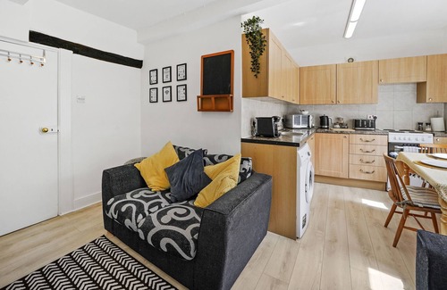 Canterbury Apartment | Cosy 3 bed townhouse just a 8 minute walk to city centre