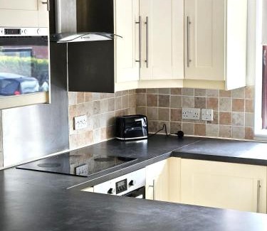 Milton Keynes Apartment | Cosy 3 Bedroom Bungalow with Private Parking and Rear Garden