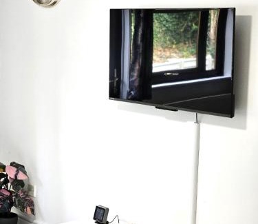 Milton Keynes Apartment | Cosy 3 Bedroom Bungalow with Private Parking and Rear Garden