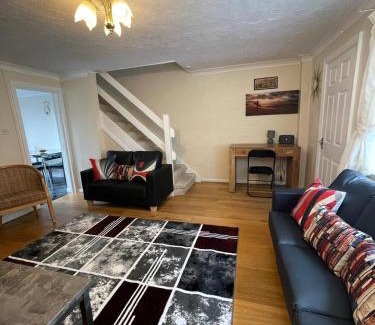 Luton House | Cosy 3 Bedroom House in Luton