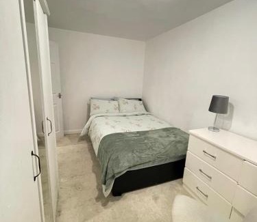 Luton House | Cosy 3 Bedroom House in Luton