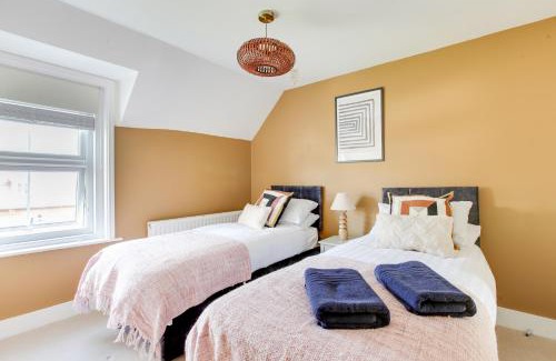 Colchester Apartment | Cosy 3 bedroom house with Free parking and WiFi