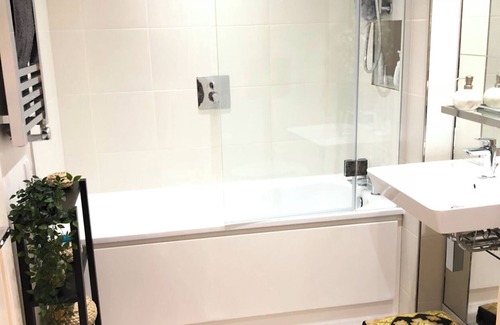 Queenstown Apartment | Cosy 3 Double Bedrooms Apartment by Chelsea Bridge