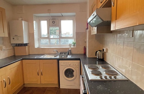 Nine Elms Apartment | Cosy 3BD Flat w/Private Balcony - Nine Elms!