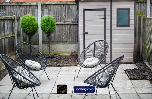 Chorlton-on-Medlock Apartment | Cosy 4-Bed House, Garden, Free Parking & WiFi