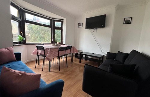Oldbury House | Cosy 4 bedroom Birmingham