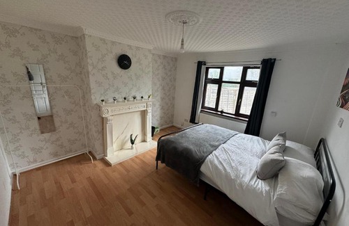 Oldbury House | Cosy 4 bedroom Birmingham