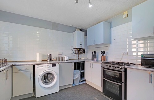 Darlaston House | Cosy 5-Bed House with Hot Tub & Parking