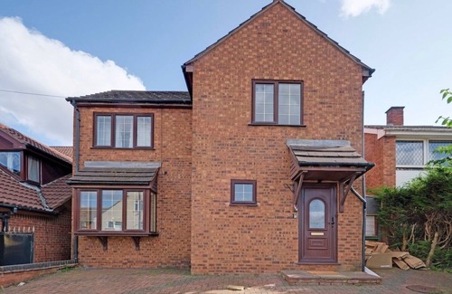 Darlaston House | Cosy 5-Bed House with Hot Tub & Parking