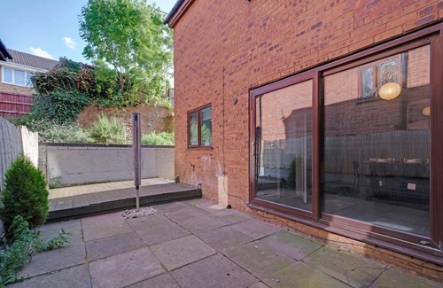 Darlaston House | Cosy 5-Bed House with Hot Tub & Parking
