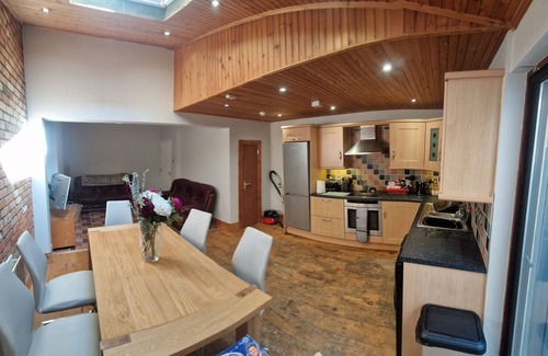 Belfast City Centre House | Cosy 5 Bedroom Property near Botanic Avenue - 5-10 Minute Walk from City Centre