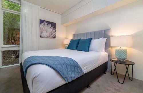 Watson Apartment | Cosy and convenient leafy apartment